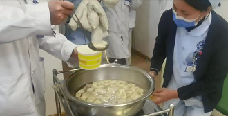 貴州白癜風(fēng)醫(yī)院暖意融融迎冬至、送餃子活動